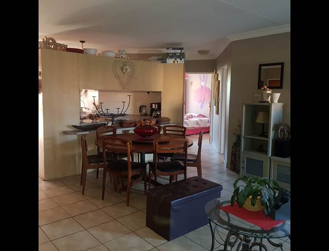 2 bed property to rent in LANGENHOVEN PARK