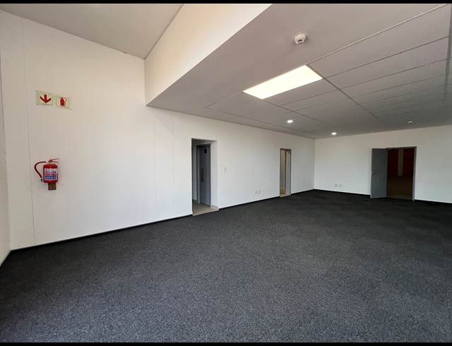 1,222M² WAREHOUSE TO LET IN IRENE