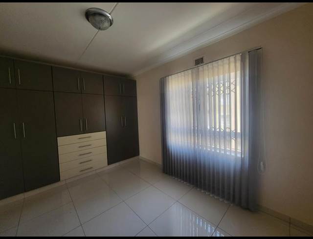 3 BEDROOM PROPERTY TO RENT IN OAKLANDS