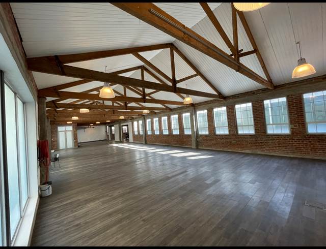 930M² SHOWROOM TO LET IN GARDENS
