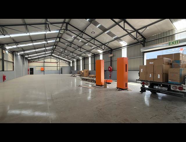 750M² WAREHOUSE TO LET IN EASTLEIGH