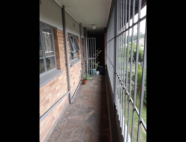 2 bed property to rent in FLORIDA