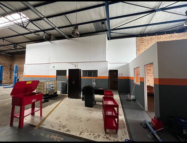 320M² WAREHOUSE TO LET IN LASER PARK