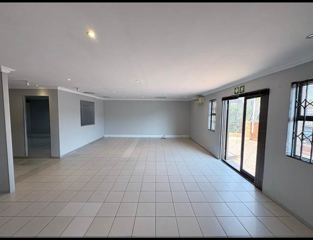 111M² OFFICE TO LET IN FOURWAYS