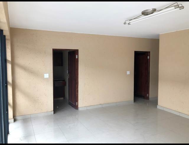 984M² OFFICE TO LET IN POMONA AH