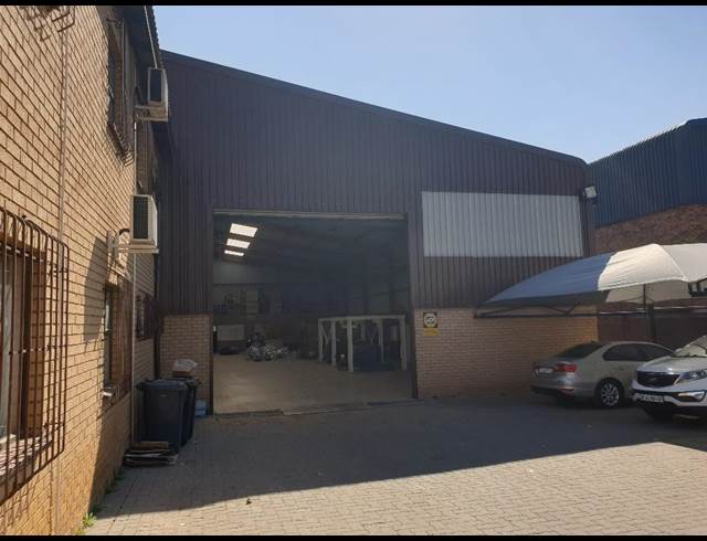 1,390M² WAREHOUSE TO LET IN AIRPORT PARK