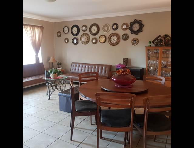 2 bed property to rent in LANGENHOVEN PARK