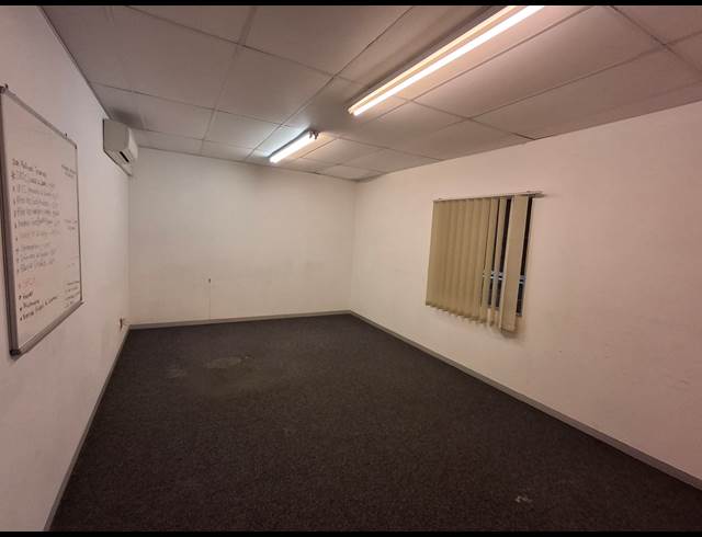 11,500M² WAREHOUSE TO LET IN WOODBROOK