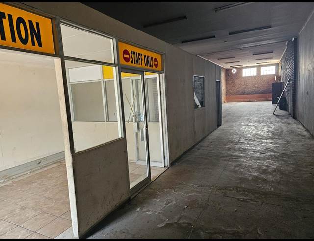 140M² WAREHOUSE TO LET IN SELECTION PARK