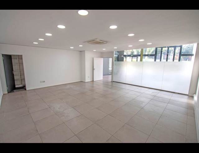 356M² SHOWROOM TO LET IN OLIVEDALE