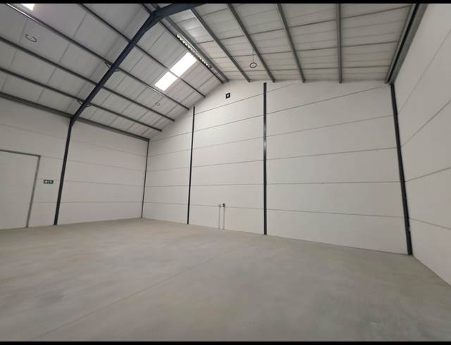 700M² WAREHOUSE TO LET IN FIRGROVE INDUSTRIAL ESTATE