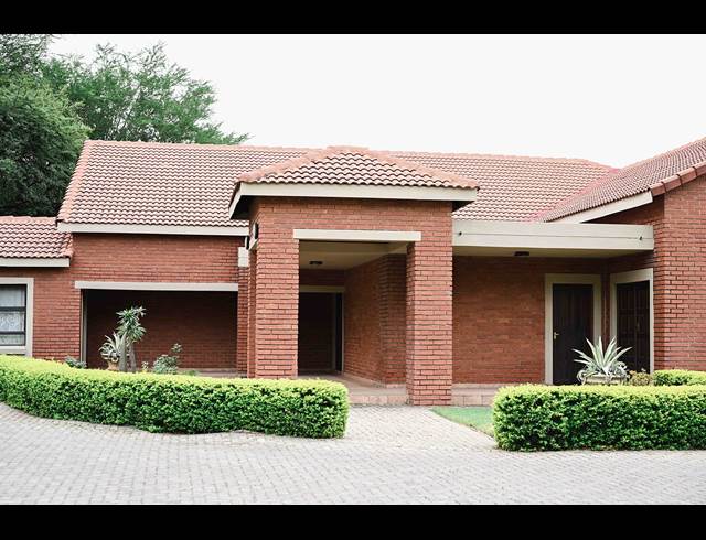 80M² BUSINESS CENTRE TO LET IN SILVER LAKES GOLF ESTATE
