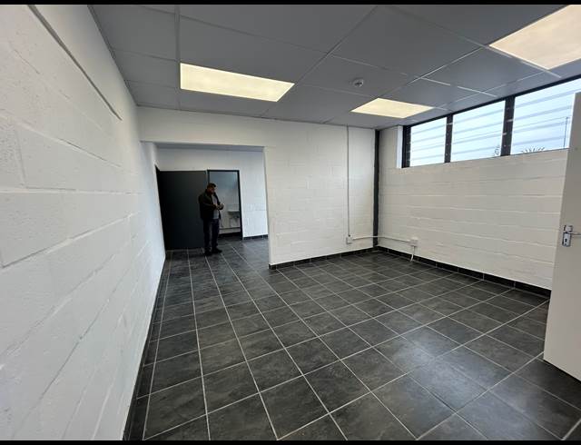 362M² WAREHOUSE TO LET IN RETREAT