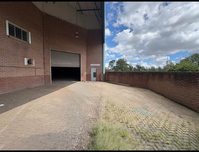 1,500M² WAREHOUSE TO LET IN CROWN