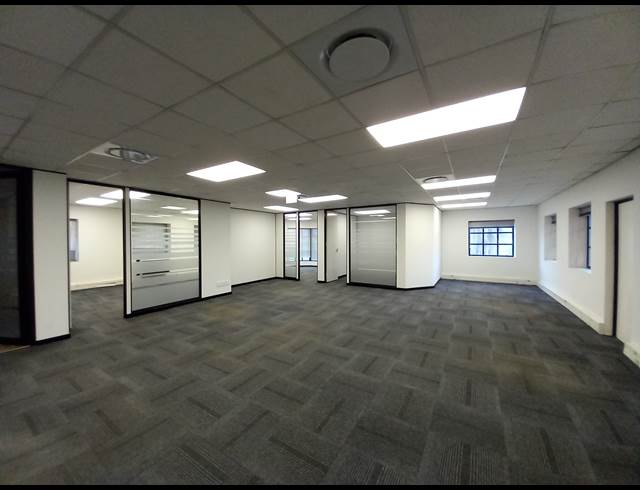 568M² OFFICE TO LET IN LYME PARK