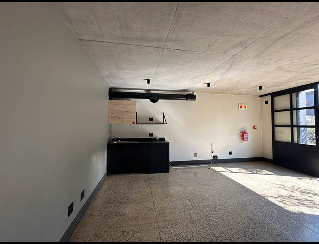 146M² OFFICE TO LET IN ROOIHUISKRAAL NORTH