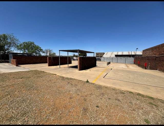 2,000M² INDUSTRIAL YARD TO LET IN CHAMDOR