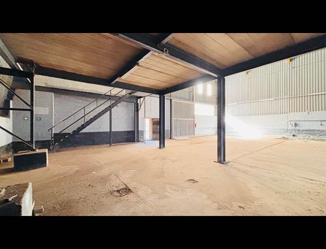 350M² WAREHOUSE TO LET IN MANUFACTA