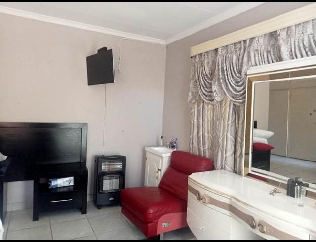 2 bed property to rent in RIDGEWAY