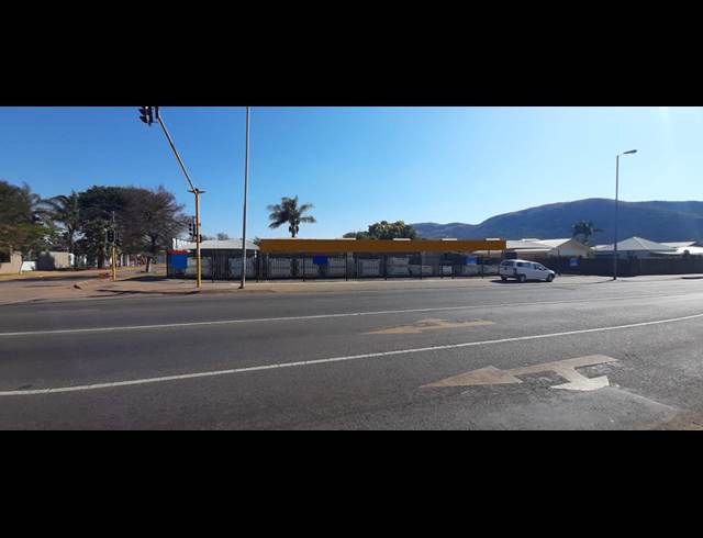 560M² SHOWROOM TO LET IN MAYVILLE