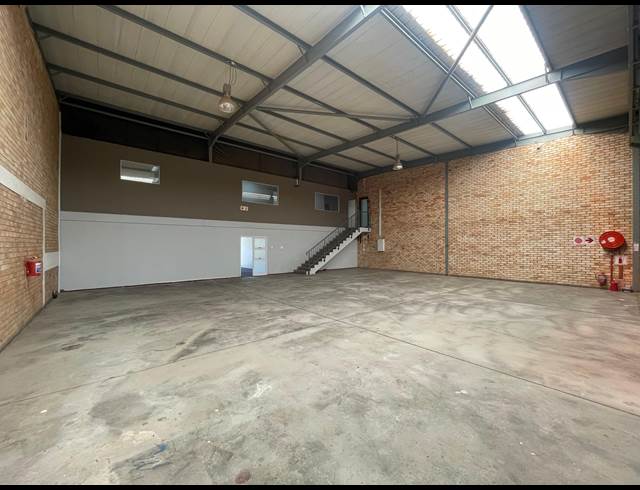 555M² WAREHOUSE TO LET IN GLEN AUSTIN AH