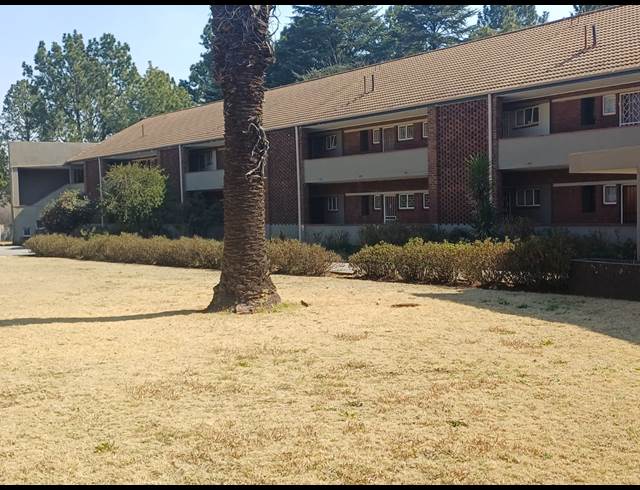 2 BEDROOM FLAT TO LET IN THREE RIVERS PROPER