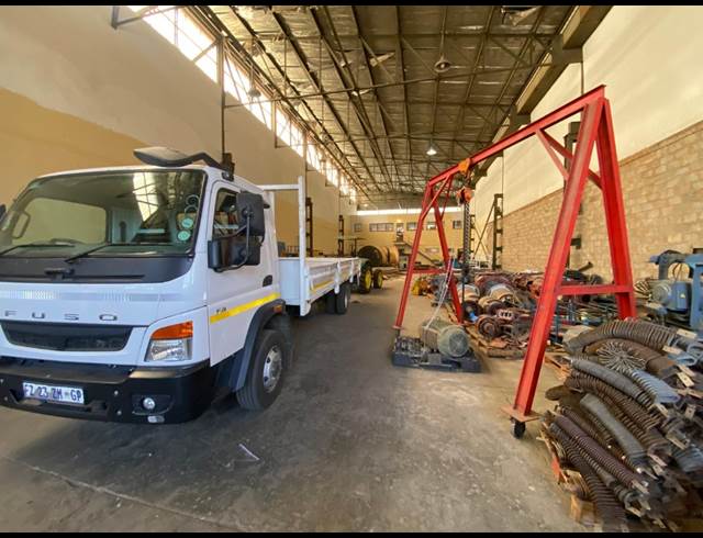 700M² WAREHOUSE TO LET IN LEA GLEN