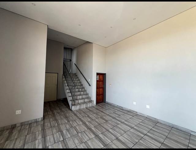 689M² WAREHOUSE TO LET IN COSMO BUSINESS PARK