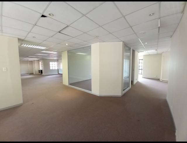 512M² OFFICE TO LET IN LYME PARK