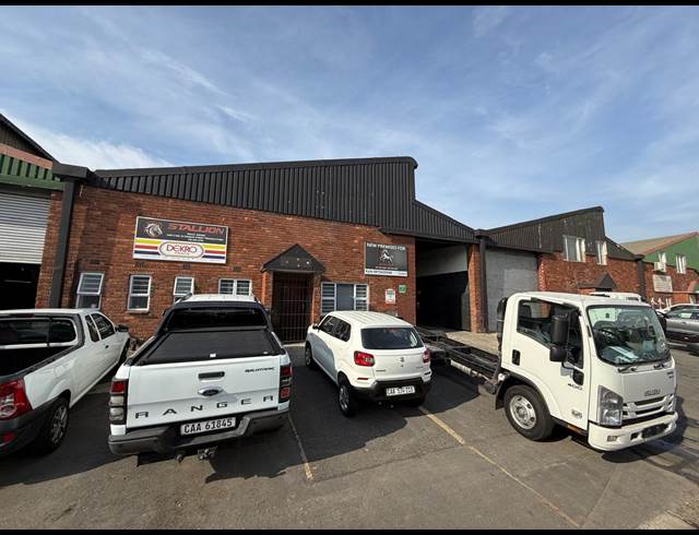 750M² WAREHOUSE TO LET IN TRIANGLE FARM