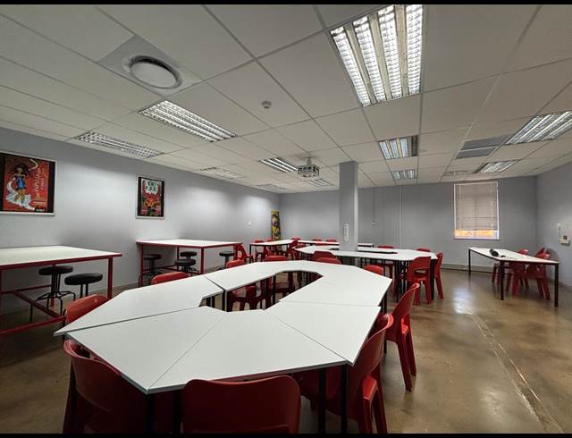 1,834M² BUILDING TO LET IN LA LUCIA RIDGE