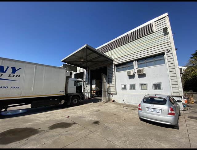 1,028M² WAREHOUSE TO LET IN BRIARDENE
