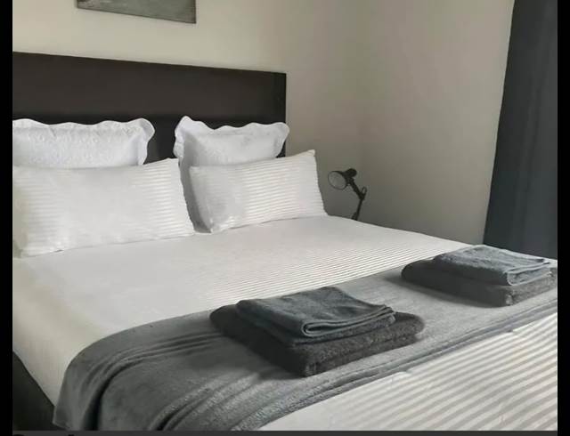 1 BEDROOM FLAT TO LET IN ESSENWOOD