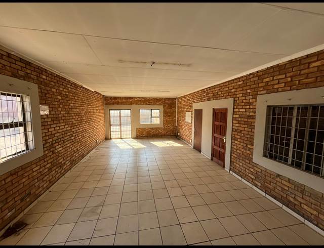 600M² WAREHOUSE TO LET IN VULCANIA