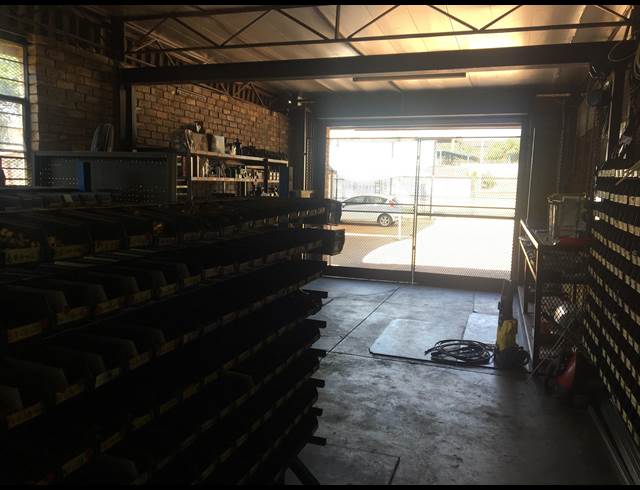 250M² WAREHOUSE RENTED IN SILVERTON