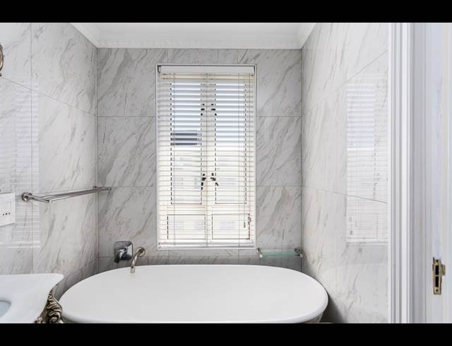 2 BEDROOM APARTMENT TO LET IN SEA POINT