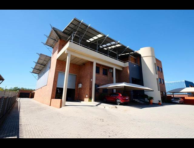 1,424M² WAREHOUSE TO LET IN FOUNDERS VIEW