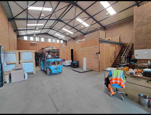 500M² WAREHOUSE TO LET IN POMONA