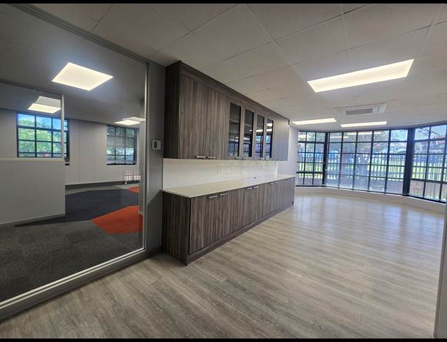 363M² OFFICE TO LET IN LYME PARK