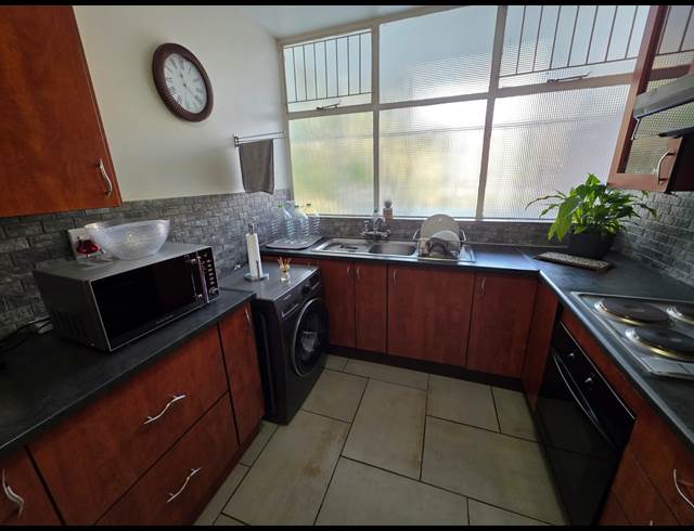 2 BEDROOM FLAT TO LET IN THREE RIVERS