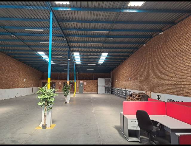 600M² WAREHOUSE TO LET IN POMONA