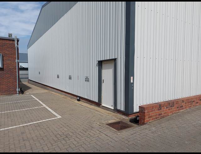 1,350M² WAREHOUSE TO LET IN WOODBROOK
