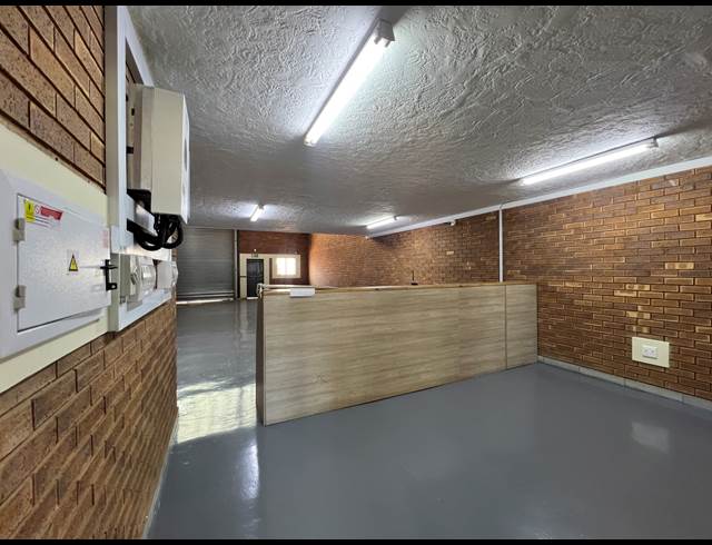 304M² WAREHOUSE TO LET IN HENNOPSPARK INDUSTRIAL