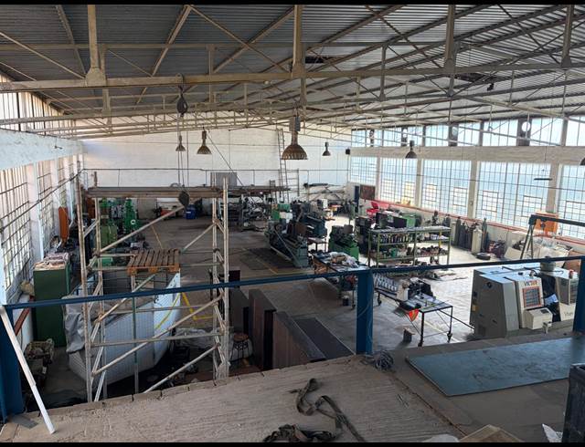 1,000M² WAREHOUSE TO LET IN ROBERTSHAM