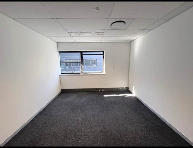 30M² SERVICED OFFICE TO LET IN VORNA VALLEY