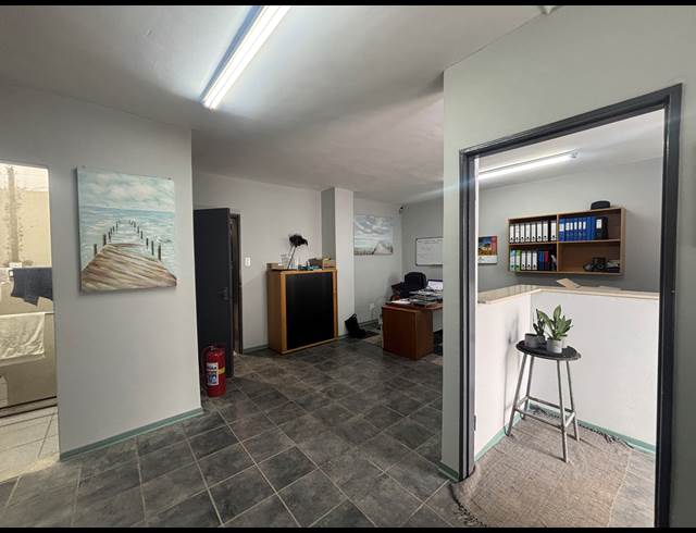 410M² WAREHOUSE TO LET IN STRAND INDUSTRIA