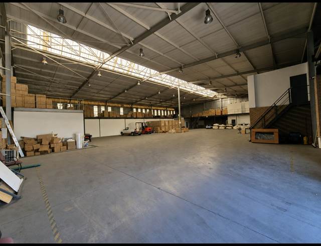 2,000M² WAREHOUSE TO LET IN LONGMEADOW