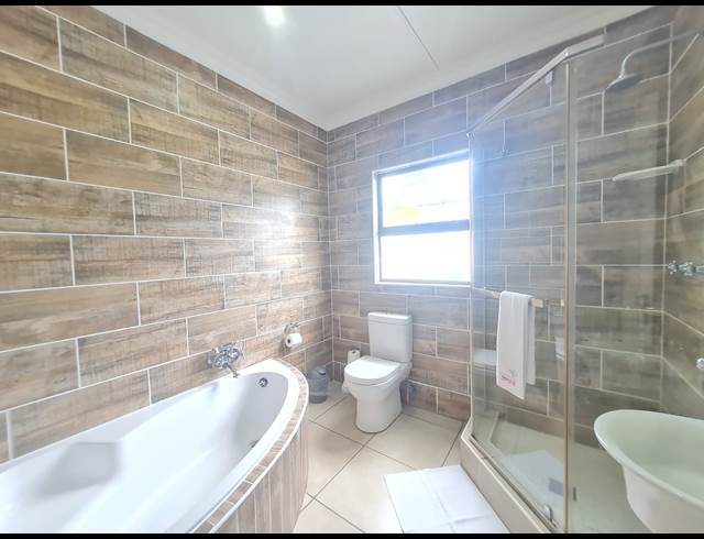 3 BEDROOM DUET TO LET IN BIRDSWOOD