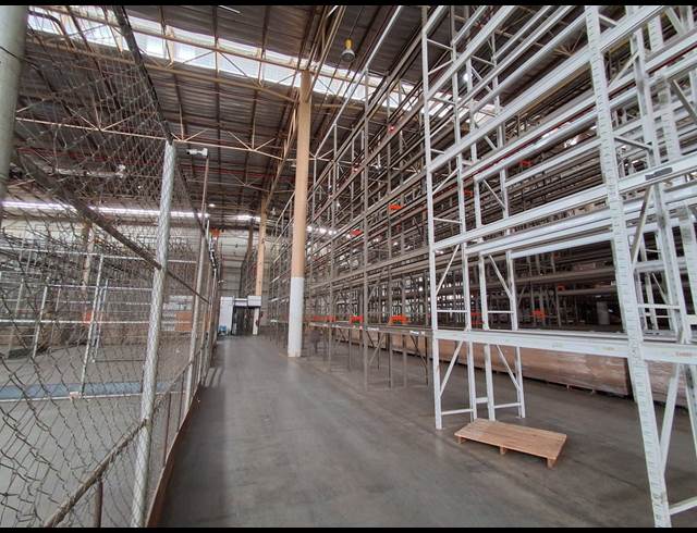 8,558M² WAREHOUSE TO LET IN DENVER