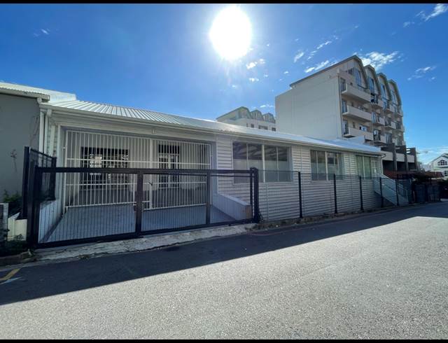 930M² SHOWROOM TO LET IN GARDENS